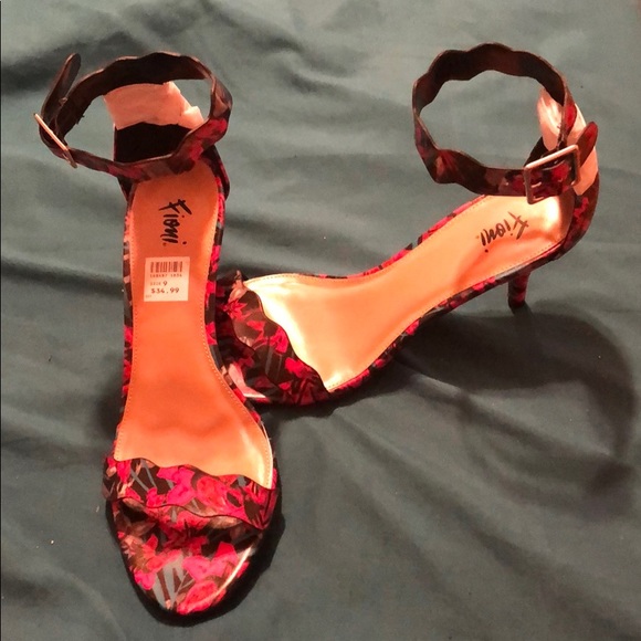 Heels - Picture 1 of 3